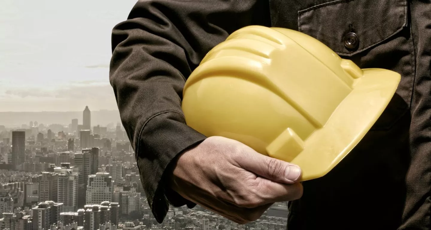 construction worker overlooking brooklyn and new york city